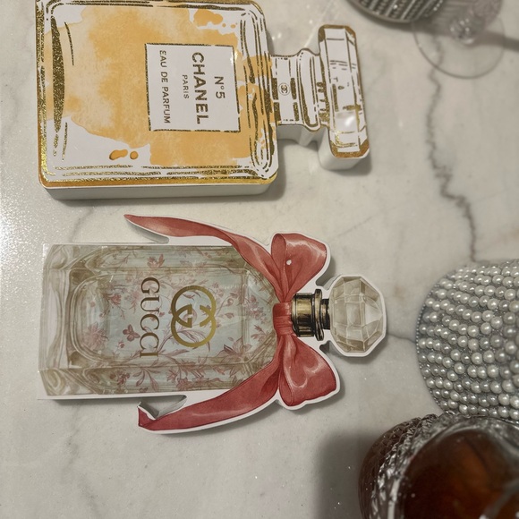 Gucci Floral with Red Bow and CHANEL No5 Golden wooden perfume decor signs - Picture 3 of 4
